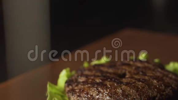 做汉堡的厨师为厨师们准备一个美味的汉堡配牛肉升盘和奶酪视频的预览图