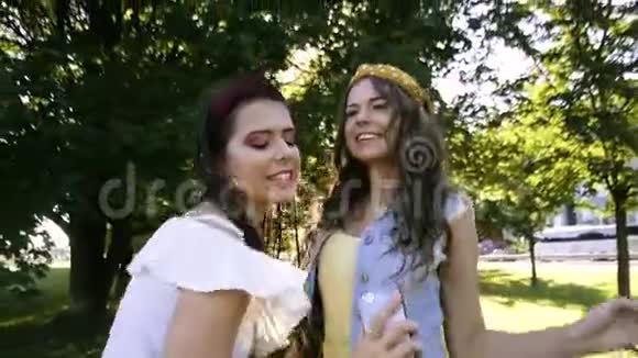 两个女朋友姐妹成对跳舞听音乐女生通过耳机听音乐边唱边跳视频的预览图