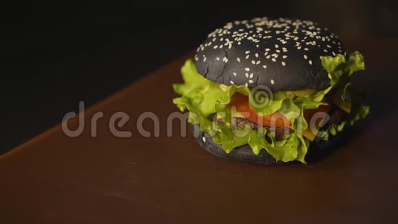 概念完成烹饪一个黑色汉堡汉堡与黑色面包切菜和肉尝尝最好的汉堡视频的预览图
