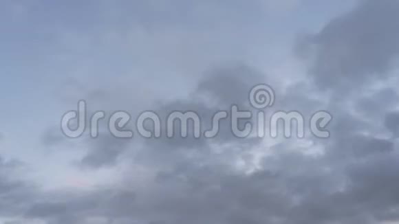 天空背景中流动着4K的时间流逝的云视频的预览图