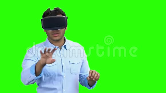 害怕亚洲男人用VR眼镜视频的预览图