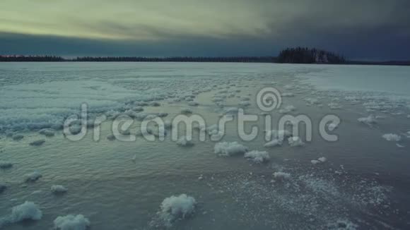 黄昏时阿拉斯加冬季的冰冻湖视频的预览图