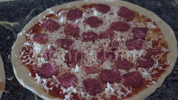 厨师把意大利腊肠放在餐厅的披萨上视频的预览图