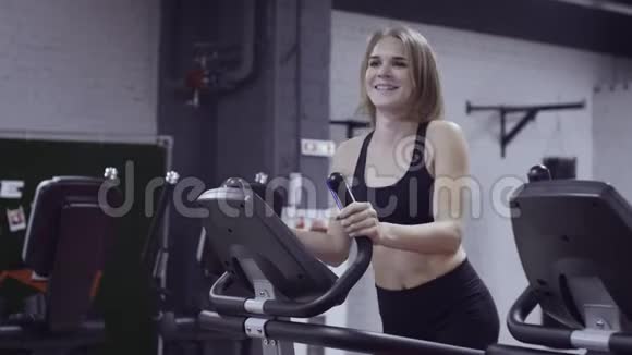 运动的女人在健身房锻炼步进机视频的预览图