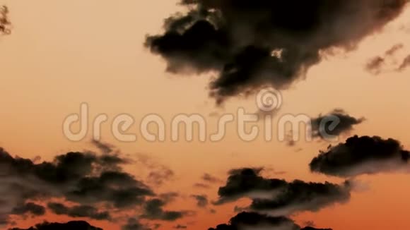 乌云飘在天空中视频的预览图