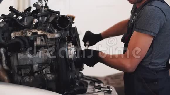 汽车修理厂汽车修理用手套修理技工视频的预览图