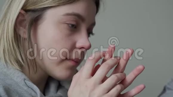 特写镜头那个金发女孩病了手掌心咳嗽Orvi冠状病毒流感急性呼吸系统症状视频的预览图