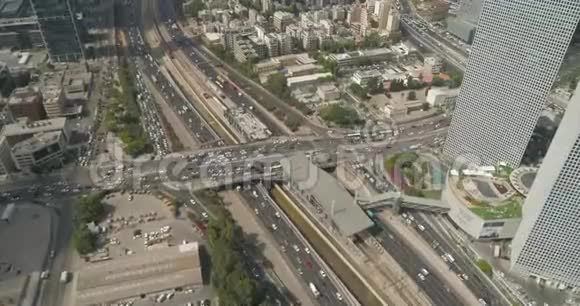 特拉维夫公路白天空中无人驾驶飞机俯瞰阿亚隆的汽车道路在现代城市中部视频的预览图
