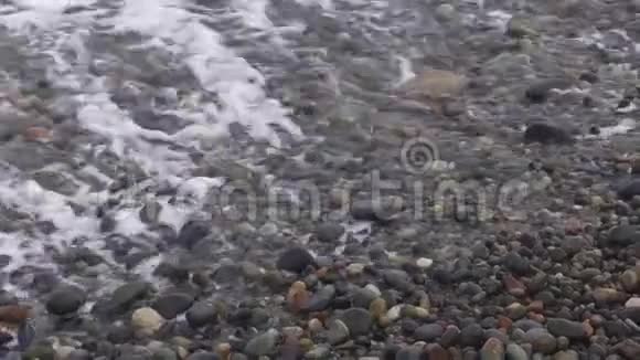 在暴风雨来临的时候海浪在鹅卵石岸上翻滚视频的预览图