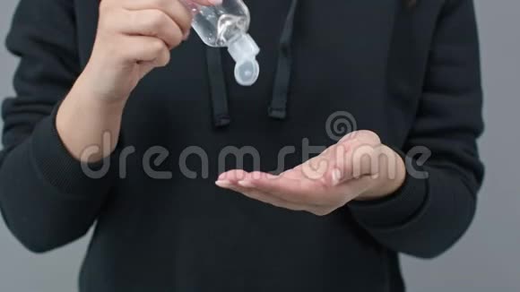 女性使用洗手消毒凝胶保护病毒视频的预览图