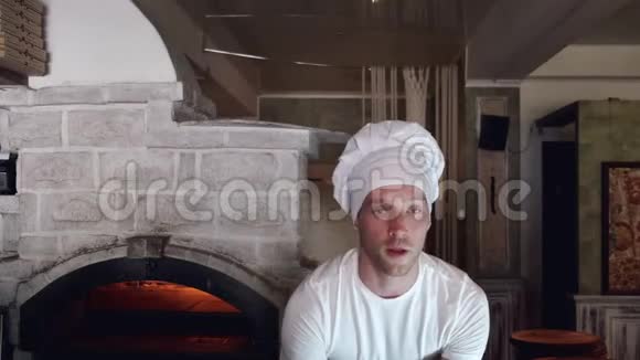 意大利餐厅做披萨的白色制服厨师视频的预览图