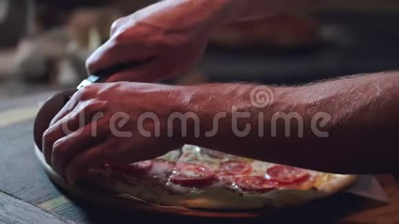 男性双手用圆刀切披萨视频的预览图