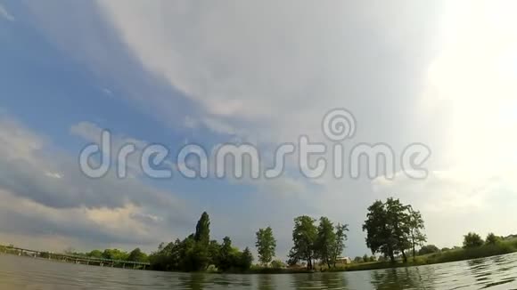 大片白云和河流的天空景观视频的预览图