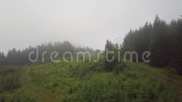 晨雾中升起的山路的鸟瞰图背景是城市视频的预览图