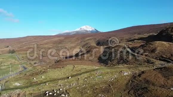 阿尔格拉的空中景色更接近埃里加尔山这是爱尔兰多尼加尔最高的山视频的预览图