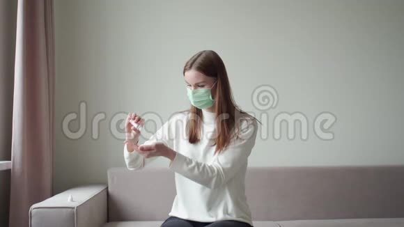 漂亮的年轻女孩用手消毒奥维冠状病毒流感急性呼吸道疾病视频的预览图