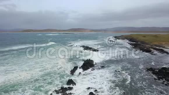 爱尔兰多尼格尔邦的卡斯赫尔戈兰海滩和获奖的纳林海滩的鸟瞰图视频的预览图
