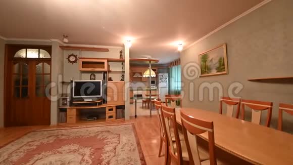 俄罗斯莫斯科2019年12月05日室内房间公寓现代明亮舒适氛围一般清洁家庭装饰视频的预览图