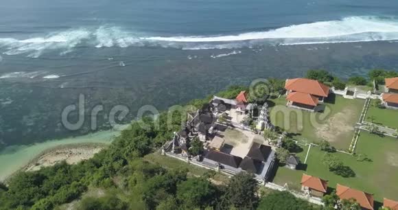 巴厘岛寺庙的鸟瞰图视频的预览图