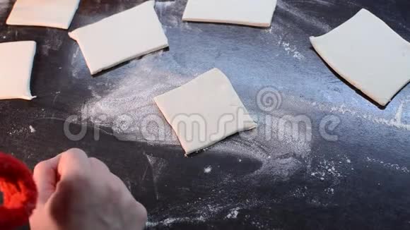 厨房里的女人在准备饼干把樱桃裹在面团里视频的预览图