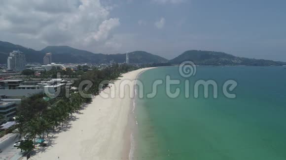 鸟瞰无人机拍摄的空海滩在帕通海滩普吉岛泰国于5月1日至2020年海滩关闭期间Covid19爆发视频的预览图