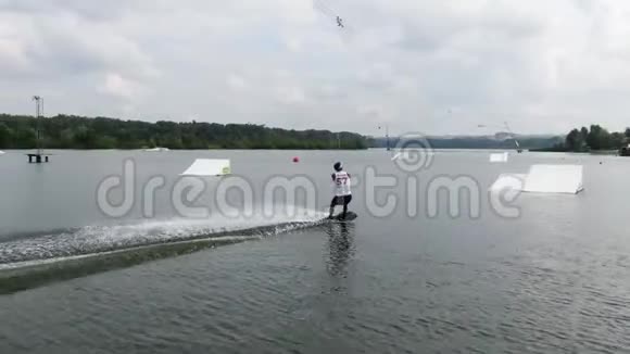 wakeboarder在空中做很多后滚动作缓慢视频的预览图