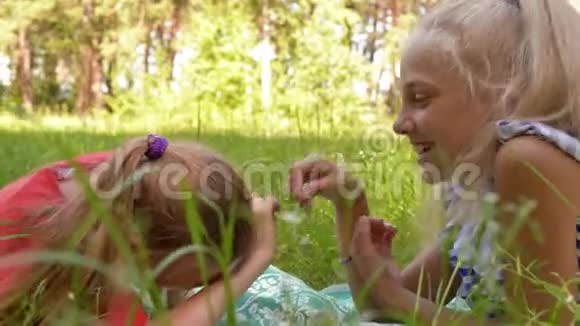 两个女孩玩草刀笑地面视频的预览图