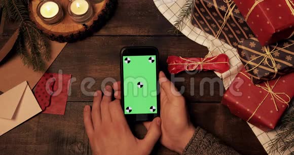 乌克兰利沃夫2019年9月3日黑智能手机垂直绿色屏幕上的男性手游的顶部视图视频的预览图