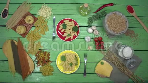 用菠菜在盘子里煮意大利面上景视频的预览图