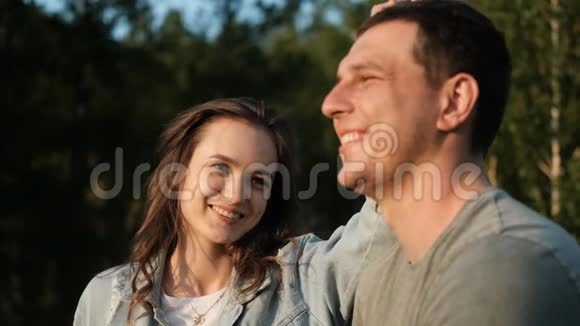 一个年轻迷人的女人抚摸她男朋友头和微笑视频的预览图