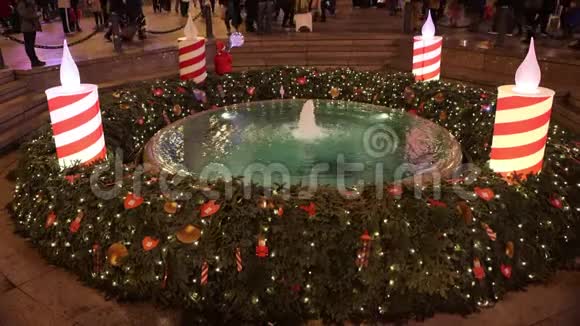在BanJelacic广场上的Mandusevac喷泉装饰着作为萨格勒布Advent的一部分的冒险花圈视频的预览图