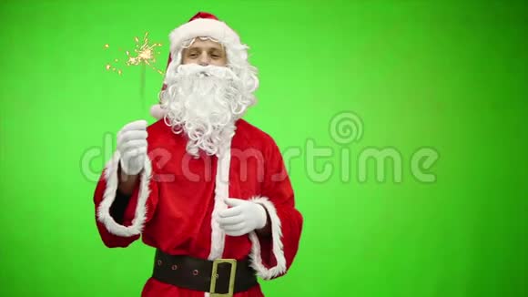 圣诞老人带着闪闪发光的烟花微笑邀请你参加圣诞派对新年庆祝概念铬键视频的预览图