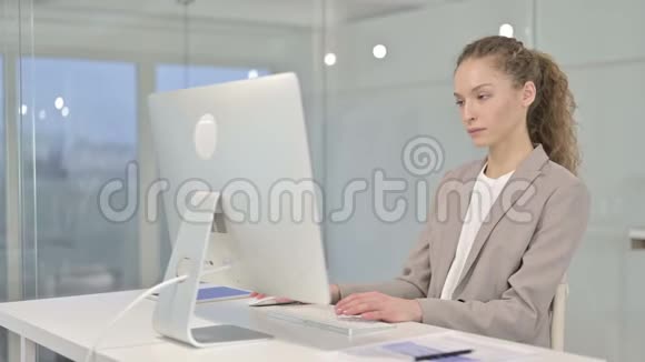 年轻女商人在办公室里思考和工作视频的预览图