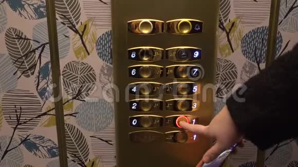 在酒店电梯上按1的人女人手按电梯按钮往下走假日旅游视频的预览图