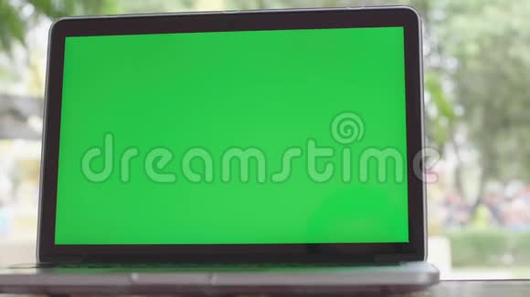 4K工作空间上的笔记本电脑绿色屏幕视频的预览图