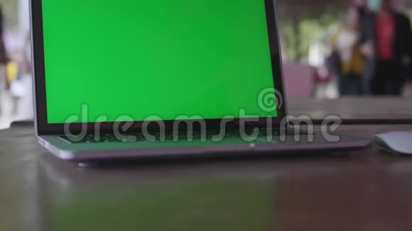 4K工作空间上的笔记本电脑绿色屏幕视频的预览图