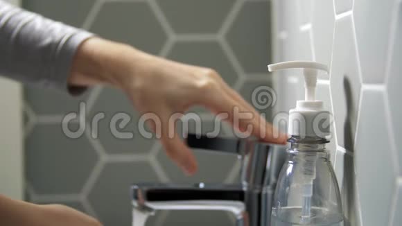 靠近女人用液体肥皂洗手视频的预览图
