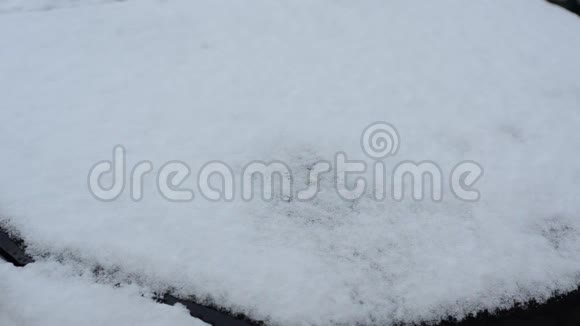 4冬天司机从车篷里擦雪视频的预览图