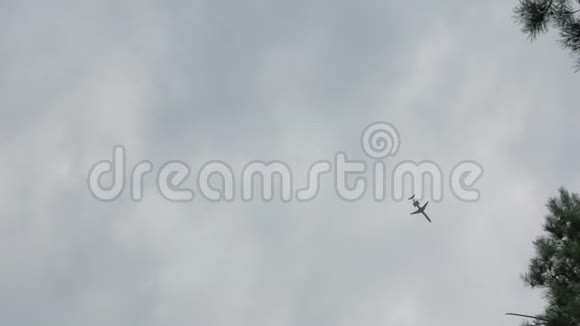 云天气中的飞机飞行视频的预览图