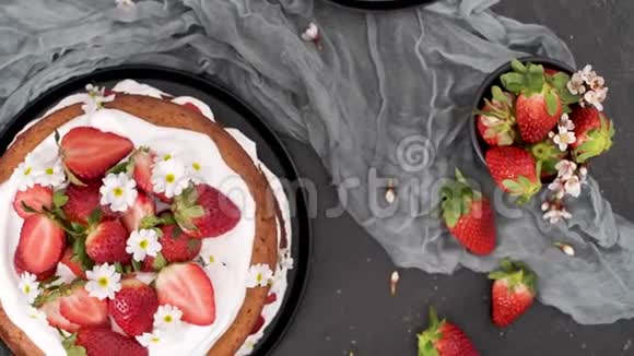 带新鲜草莓的海绵蛋糕视频的预览图
