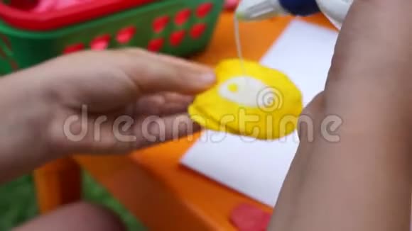 孩子们用纸板胶水和彩纸制作工艺品视频的预览图