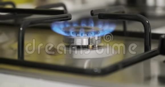 家庭厨房灶台上的燃烧气体燃烧器视频的预览图