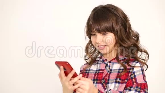 小孩在电话里闲聊用智能手机和女友聊天视频的预览图