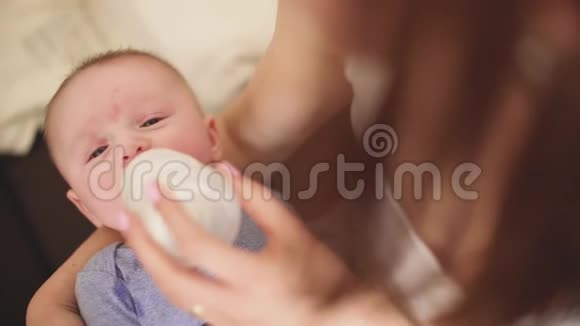 妈妈给婴儿喂奶瓶视频的预览图