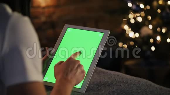 使用绿色屏幕垂直数字平板电脑的妇女视频的预览图