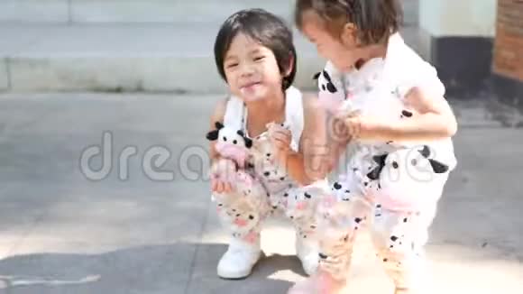 小亚洲的女婴姐妹跳舞玩耍小妹妹们在幼年时的友谊发展视频的预览图