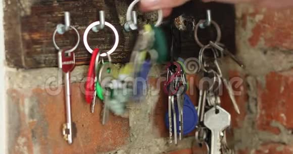 手挂在钩子上一串钥匙视频的预览图