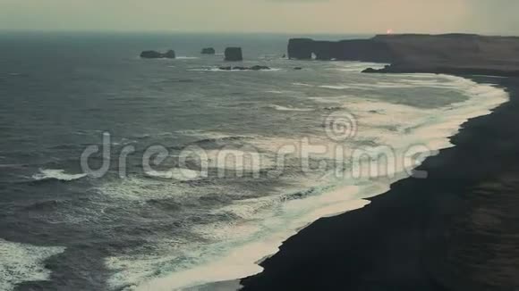 冰岛风景黑沙滩黄昏视频的预览图