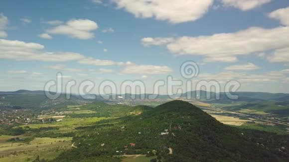 夏季丘陵景观鸟瞰视频的预览图