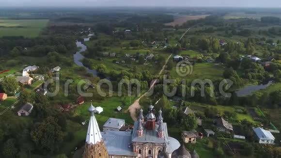 古代寺庙的帕斯克村航拍视频俄罗斯伊万诺沃地区视频的预览图